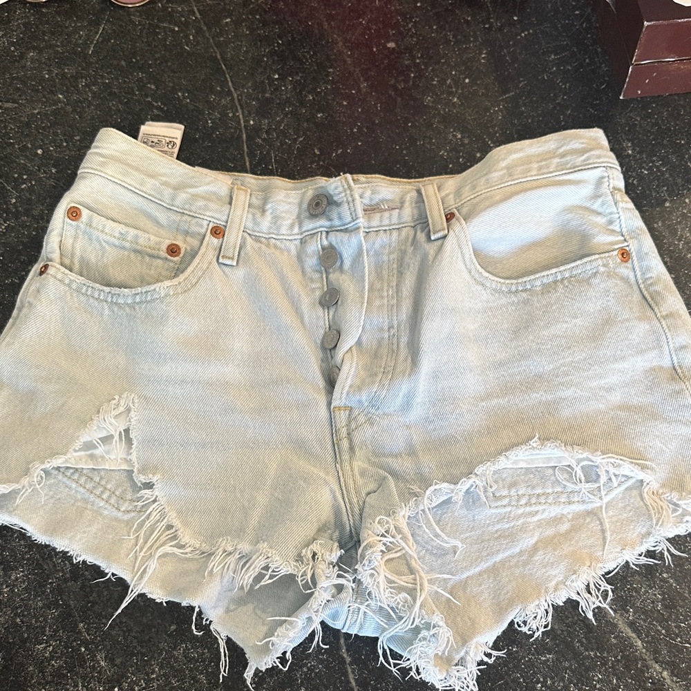 LEVIS Light Blue Denim Frayed Women Shorts

SHORT!